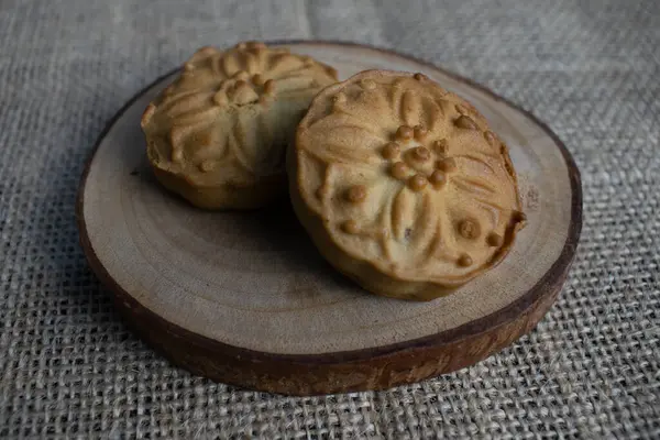 Ağaç dilimlerinde yeşil fasulye aromalı ay çöreği.