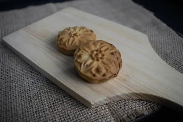 Tahta üzerinde yeşil fasulye aromalı ay çöreği.