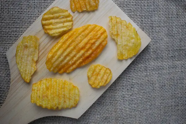 Tahta üzerinde patates cipsi.