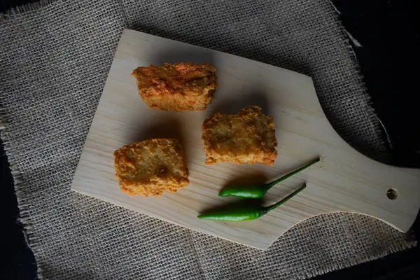 Tahta kesme tahtasında çıtır çıtır tofu.