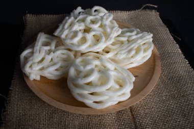 Tahta tabakta servis edilen beyaz krakerler.