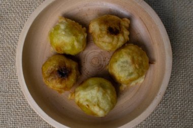 Ahşap bir kasede kavrulmuş kaseli bant.