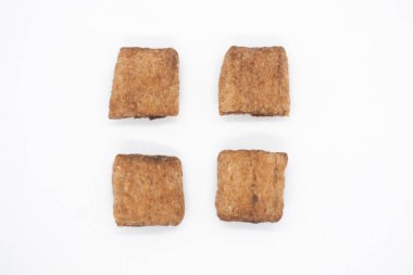 Beyaz arka planda izole edilmiş çikolatalı yastıklı gofret.