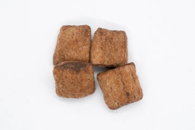 Beyaz arka planda izole edilmiş çikolatalı yastık gevreği