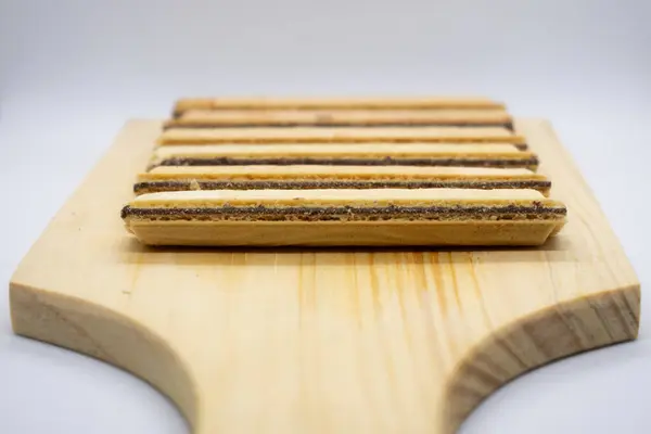 Tahta bir bardak altlığında gofret çubuğu atıştırması.