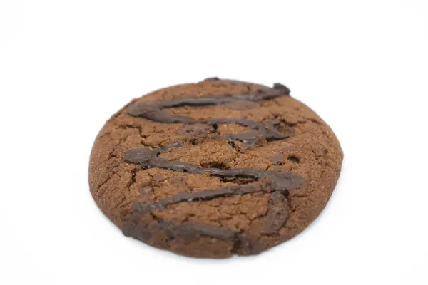 Beyaz arkaplanda çikolata parçalı kurabiyeler