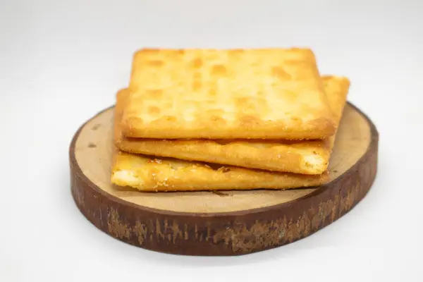 Bisküviler beyaz arkaplanlı ağaç diliminde