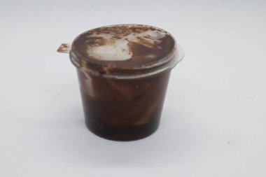 Plastik bardakta çikolata. Beyaz arka plan.