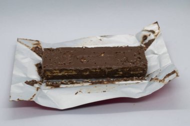 Beyaz arka planda izole edilmiş gevrek gofretlerle dolu çikolata.