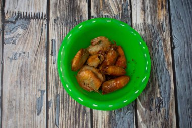 İçinde kızarmış karides olan yeşil plastik kase. Basit deniz ürünleri servis eder ama iştah açıcıdır..