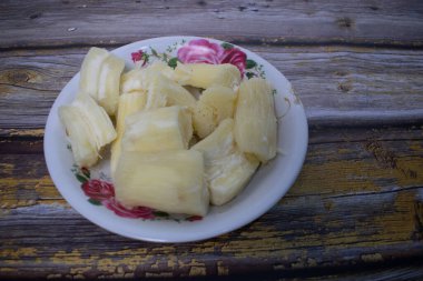 Geleneksel yemek haşlanmış kasvadan oluşur.