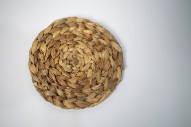 Örülmüş spiral dizaynlı el yapımı rattan bardak altlığı. Köy dekorasyonu için ideal..