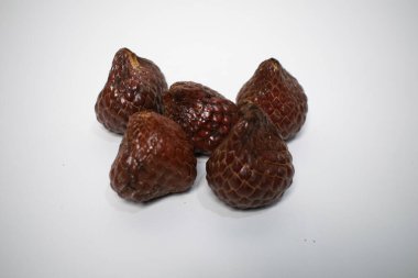 Kelubi meyvesi eşsiz deri dokusunu, benzer pullarını ve doğal şeklini gösterir..