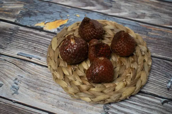 Kelubi meyvesi, dokuma makinesine konur..