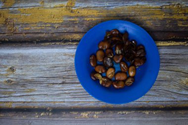 Köy ahşap bir masaya yerleştirilmiş koro fasulyesi içeriyor.