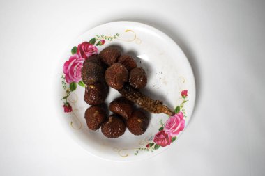 Kelubi meyveleri çiçek desenli bir tabakta servis edilir.