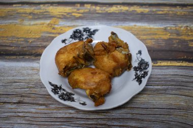 Geleneksel lezzet ve baharatla dolu bir tabak kızarmış tavuk..