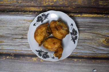 Geleneksel lezzet ve baharatla dolu bir tabak kızarmış tavuk..