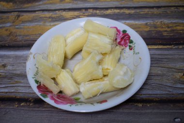 Yumuşak kaynamış kasava çeşitli bölgelerde sıklıkla yenen tipik bir atıştırmalıktır..