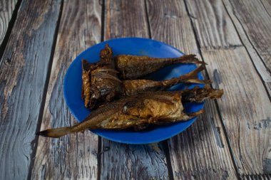 Bir tabak kızarmış balık, çıtır çıtır ve lezzetli, basit ve sağlıklı bir yemek için mükemmel..