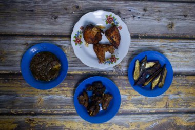 Kızarmış tavuk, kızarmış tavuk ciğeri, patlıcan ve biber sosuyla basit bir sofra..