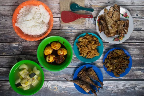 Ev yapımı yemekler kırsal ahşap masalarda servis edilir..