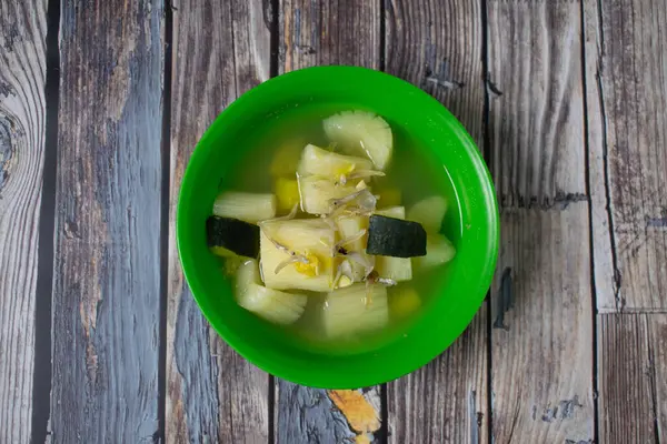 Geleneksel kabaklı ve ançüezli kaju çorbası, yeşil bir kasede servis edilir..