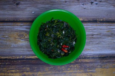 Lezzetli, aromalı bir manyok sebze filizlendirir, açık yeşil bir kasede servis edilir..