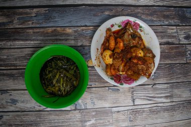 Lezzetli baharatlı karides, yumurta, balık ve kızarmış sebzeler, geleneksel lezzetlerin özünü yakalıyorlar..