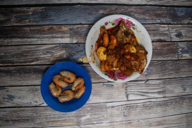 Ev yapımı karides, sambal yumurta ve kızarmış balık..