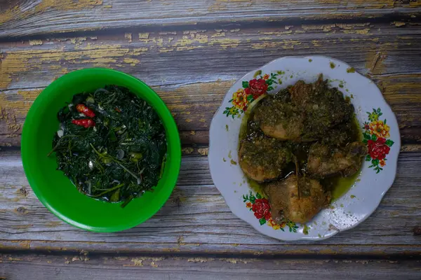 Yeşil biberli otantik kırsal mutfak ve yeşil kasede baharatlı sebzeler..