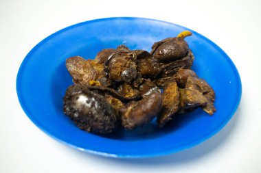 Lezzetli bir tavuk karaciğeri, hassas ve baharatlı olana kadar pişirilir, mavi bir tabakta servis edilir..