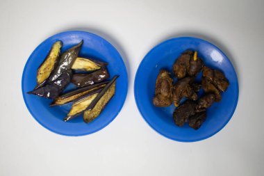 Patlıcan ve Gizzards, pişti ve servis edildi..