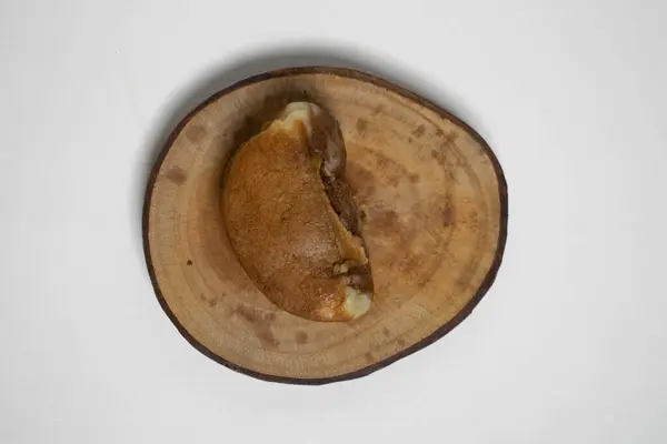 Banyumas pukis keki ahşap bir tabakta servis edilen geleneksel bir atıştırmalıktır..