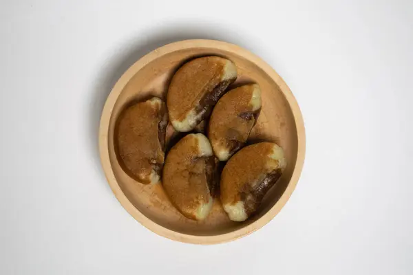 Ağız sulandıran bir Banyumas kusmuk keki tabağı, eğlenmeye hazır.