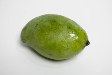Beyaz yüzeyde taze mango