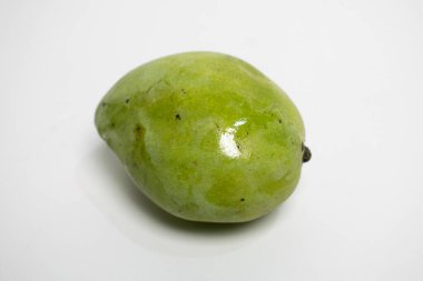 Yeşil mango arka planda izole edildi