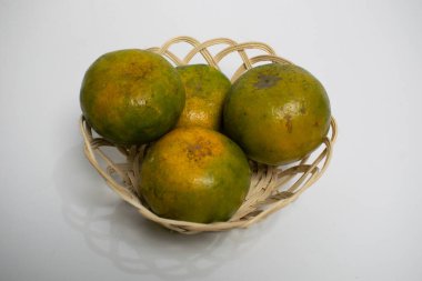 Basit bir tropikal narenciye. Sağlıklı bir atıştırmalık ya da meyve suyu için mükemmel..