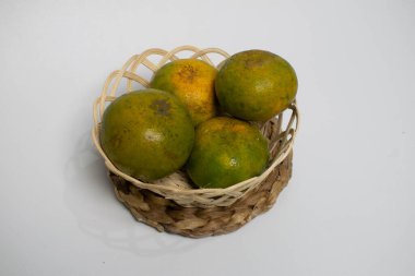 Organik portakallar hasır hasırlar üzerinde el yapımı sepetler halinde düzgünce düzenlenir..