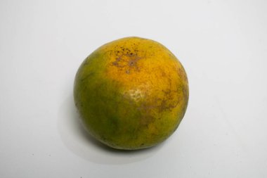 Temiz beyaz yüzeyde minimalist turuncu