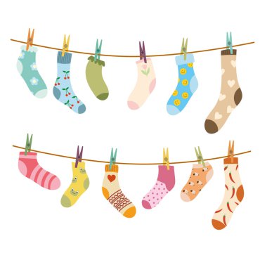 Renkli mandallarla ipe asılmış çoraplar. Pamuk ya da yün çorap kurusun ve çamaşır ipine mandallarla asılsın..