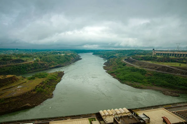 Itaipu Hidroelektrik Santrali - yağmurlu bir günde sızıntının görüntüsü - yüksek kaliteli fotoğraf