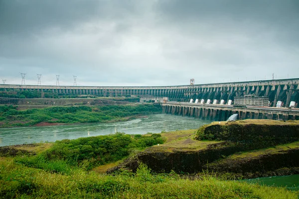 Itaipu Hidroelektrik Santrali - yağmurlu bir günde sızıntının görüntüsü - yüksek kaliteli fotoğraf