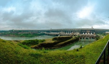 Itaipu Hidroelektrik Santrali - yağmurlu bir günde sızıntının görüntüsü - yüksek kaliteli fotoğraf
