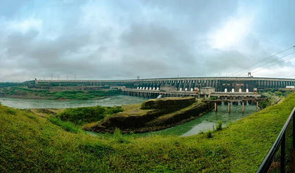 Hydroelektrische Centrale Van Itaipu Uitzicht Overloop Een Regenachtige Dag Foto — Stockfoto