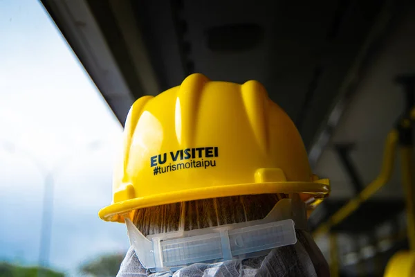 Foz do Iguacu, Brezilya - 21 Eylül 2022 Itaipu hidroelektrik santralini ziyaret eden turistler. - Evet. Yüksek kalite fotoğraf