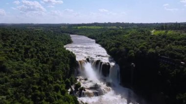 Saltos del Monday, Paraguay 'ın nefes kesici Panoramik Manzarası. Yüksek kaliteli FullHD görüntüler