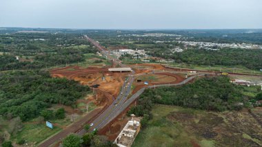 Foz do Iguacu, Parana, Brezilya 18 Eylül 2024 Avenida das Cataratas 'taki çalışmaların havadan görüntüsü. Yüksek kalite fotoğraf