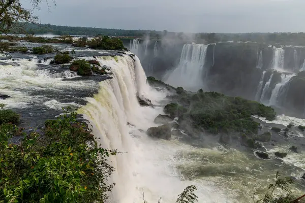 Brezilya 'daki Iguazu Şelalesi' nin fotoğrafı. Yüksek kalite fotoğraf