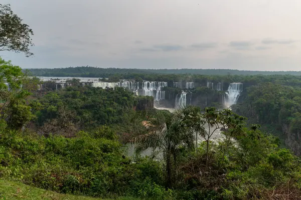 Brezilya 'daki Iguazu Şelalesi' nin fotoğrafı. Yüksek kalite fotoğraf
